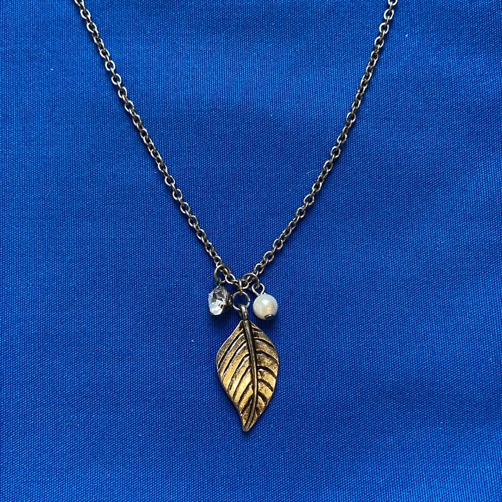 NWOT Leaf Necklace